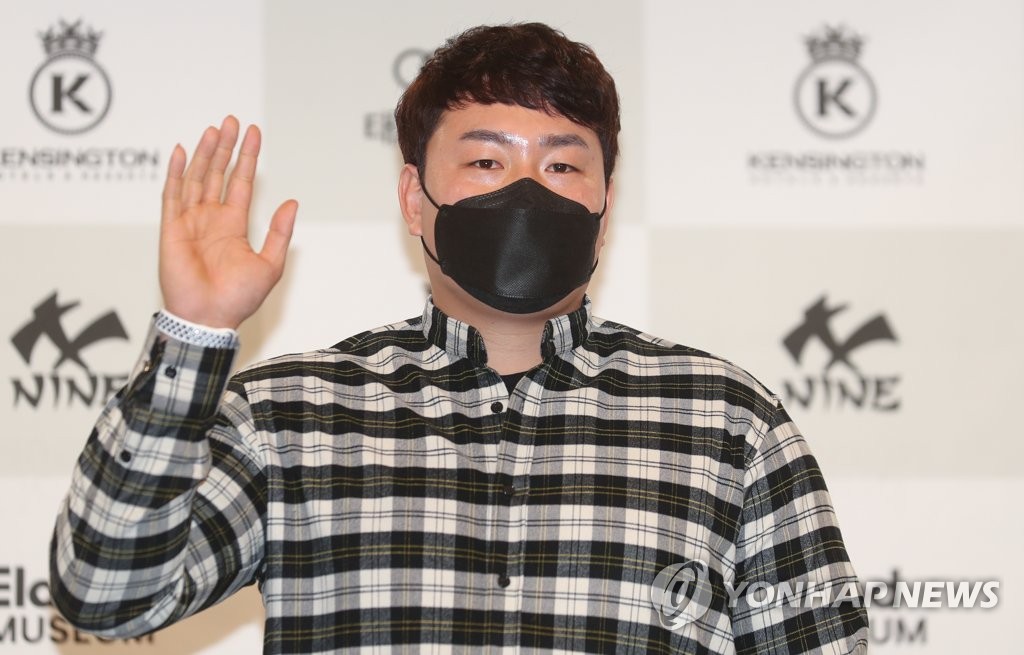 Choi Ji-man of the Tampa Bay Rays poses for photos during his press conference at a Seoul hotel on Feb. 5, 2021. (Yonhap)
