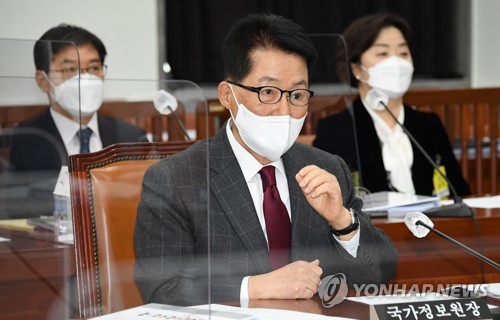 国会情報委員会に出席した国情院の朴智元（パク・チウォン）院長＝１６日、ソウル（聯合ニュース）