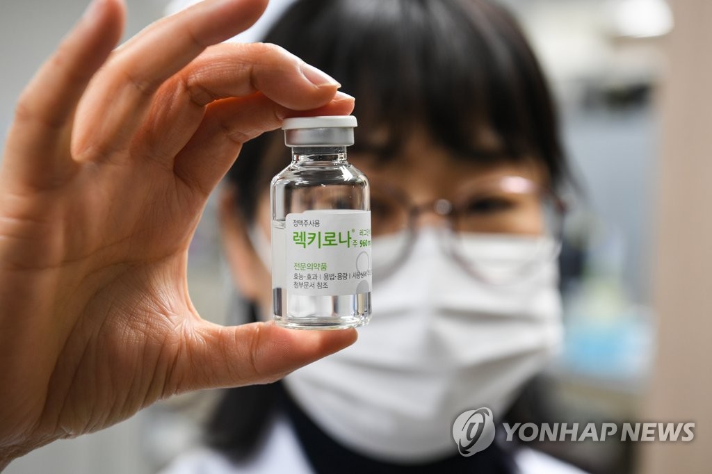 Un travailleur médical montre un flacon du traitement par anticorps contre le Covid-19 Regkirona, fabriqué par le géant pharmaceutique sud-coréen Celltrion Inc., à l'hôpital Dongsan de Daegu, à 302 kilomètres au sud-est de Séoul, le mercredi 17 février 2021.
