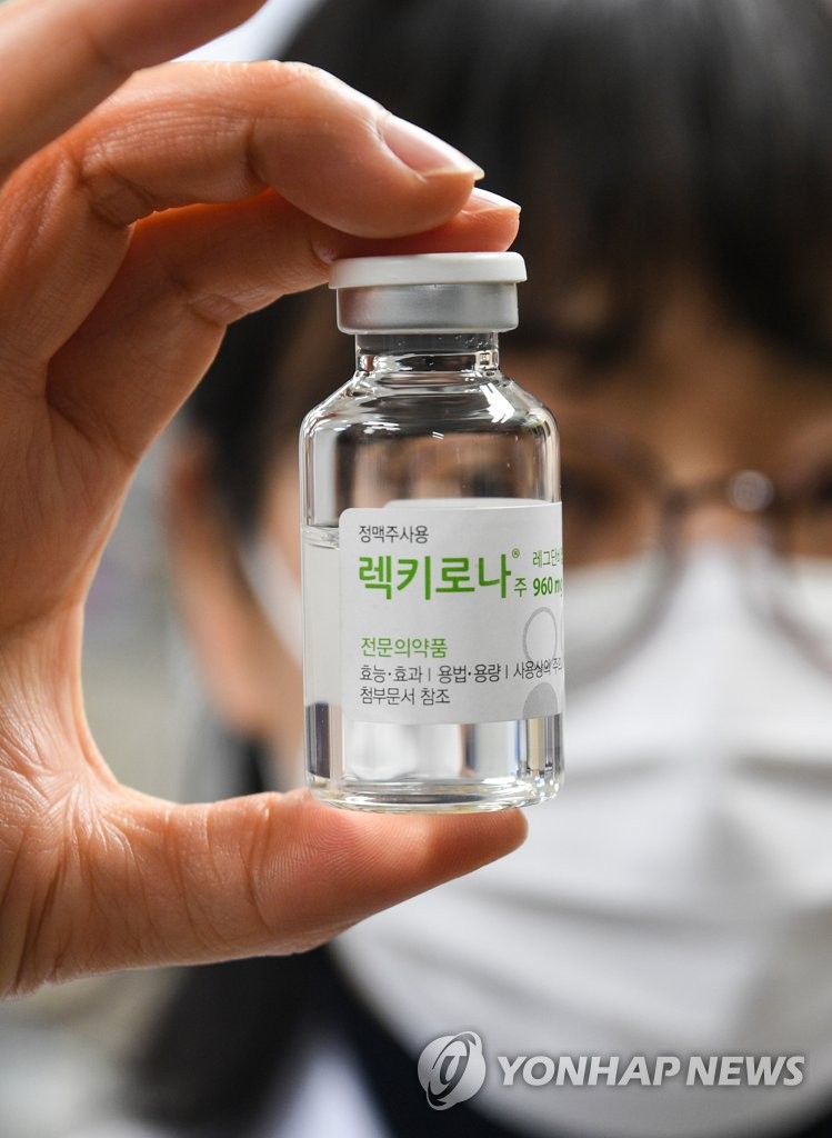 Un travailleur médical regarde un flacon du traitement par anticorps contre le Covid-19 fabriqué par le géant pharmaceutique sud-coréen Celltrion Inc., à l'hôpital Dongsan de Daegu, à 302 kilomètres au sud-est de Séoul, le mercredi 17 février 2021. 
