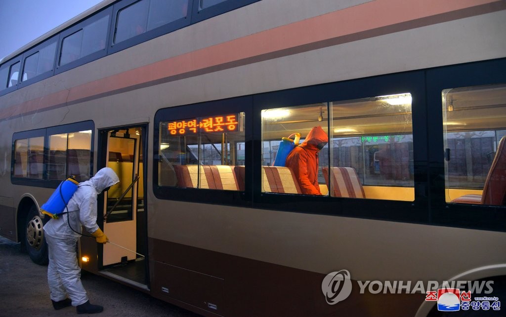 '코로나19 방역 철저히'…북한 버스 안팎 소독