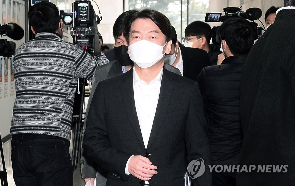 Ahn Cheol-soo, leader of the minor opposition People's Party (Yonhap)