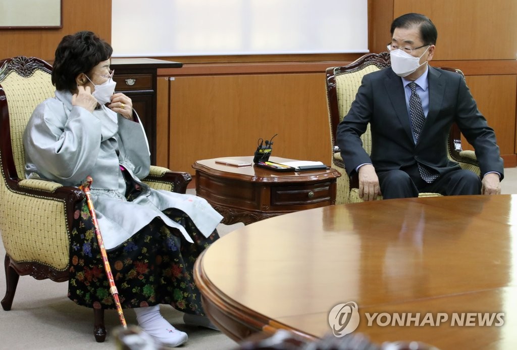 Foreign Minister Chung Eui-yong (R) meets Lee Yong-soo, a victim of Japan's wartime sexual slavery, at the foreign ministry in Seoul on March 3, 2021. (Yonhap)