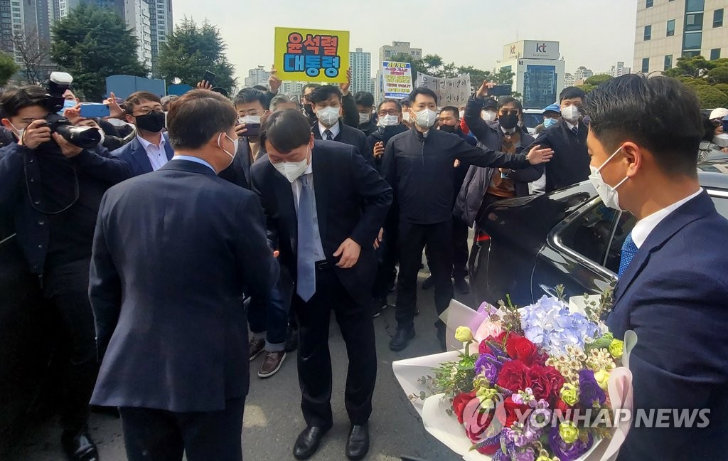윤석열 검찰총장, 권영진 대구시장과 인사 | 연합뉴스