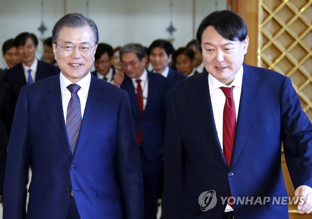 President Moon Jae-in (L) walks with new Prosecutor General Yoon Seok-youl at Cheong Wa Dae in Seoul on July 25, 2019, after presenting him with a letter of appointment. (Yonhap)