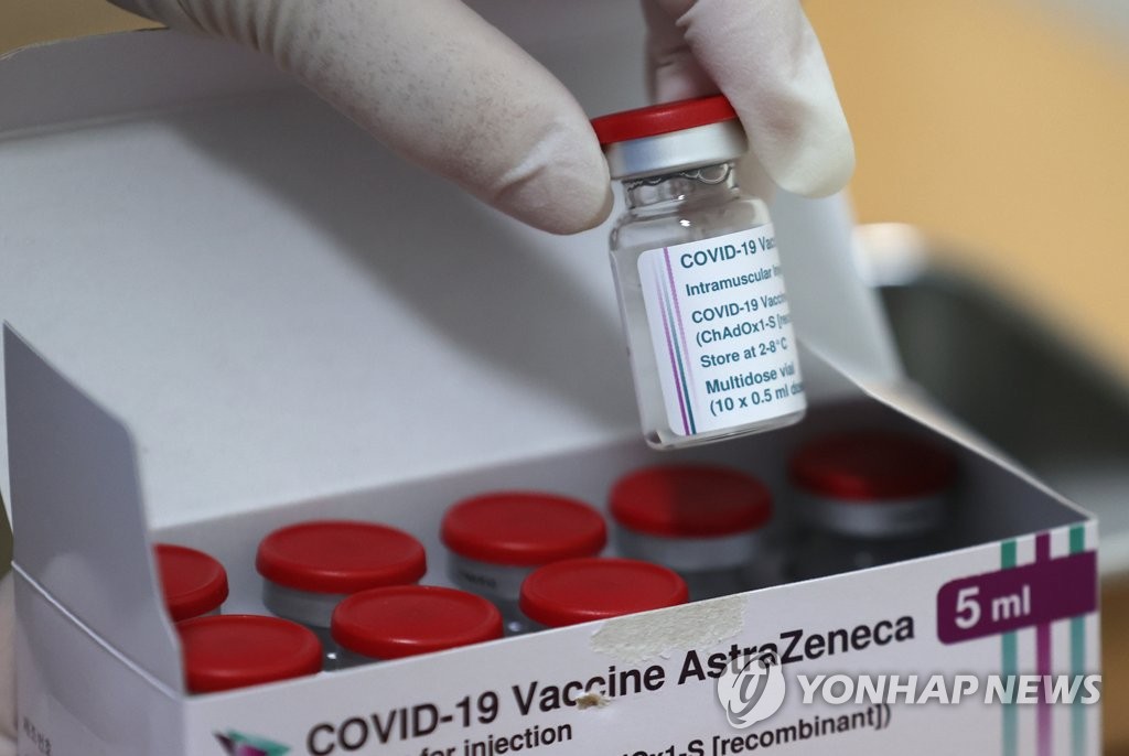 Le vaccin contre le Covid-19 d'AstraZeneca est montré dans un centre de santé publique du sud de Séoul, le 11 mars 2021.