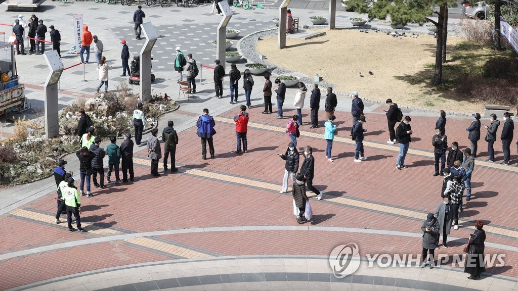 كوريا الجنوبية تعمم اختبار كورونا على جميع المواطنين والأجانب العاملين في أماكن العمل عالية الخطورة - 2