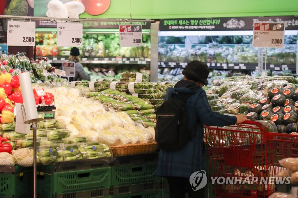 This file photo, taken March 18, 2021, shows a citizen looking at vegetables at a discount mart in central Seoul amid a sharp gain in prices of farm products. (Yonhap)
