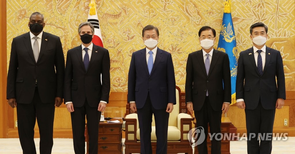South Korean President Moon Jae-in (C) poses for a commemorative photo, flanked by Secretary of Defense Lloyd Austin (L) and U.S. Secretary of State Antony Blinken (2nd from L) as well as the foreign and defense ministers of South Korea, Chung Eui-yong (2nd from R) and Suh Wook, during a meeting at Cheong Wa Dae in Seoul on March 18, 2021. (Yonhap)