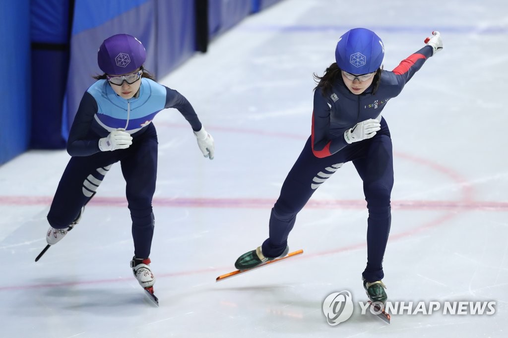 In this file photo from March 19, 2021, South Korean short track speed skaters Choi Min-jeong (L) and Shim Suk-hee take a start in the women's 1,000m final at the 36th Korea Skating Union President's Cup at Uijeongbu Indoor Skating Arena in Uijeongbu, Gyeonggi Province. (Yonhap)