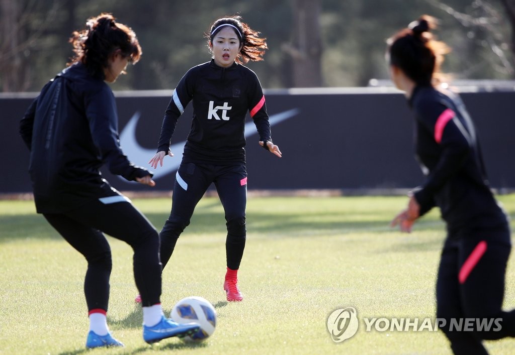 In this file photo from March 22, 2021, South Korean women&apos;s national football team players train at the National Football Center in Paju, Gyeonggi Province, in preparation for Olympic qualifying playoff matches against China. (Yonhap)
