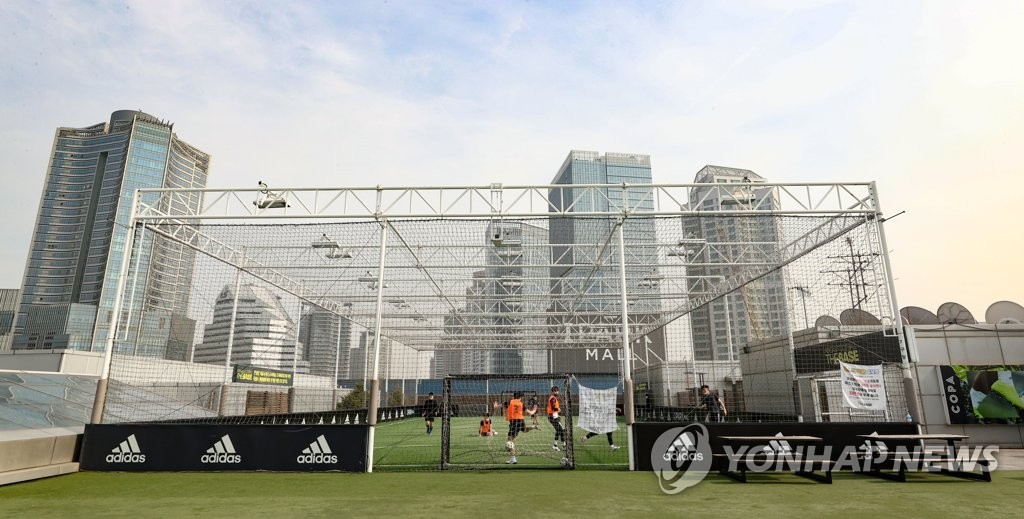 This photo shows an outdoor futsal field in Yongsan, central Seoul, on March 26, 2021. (Yonhap)