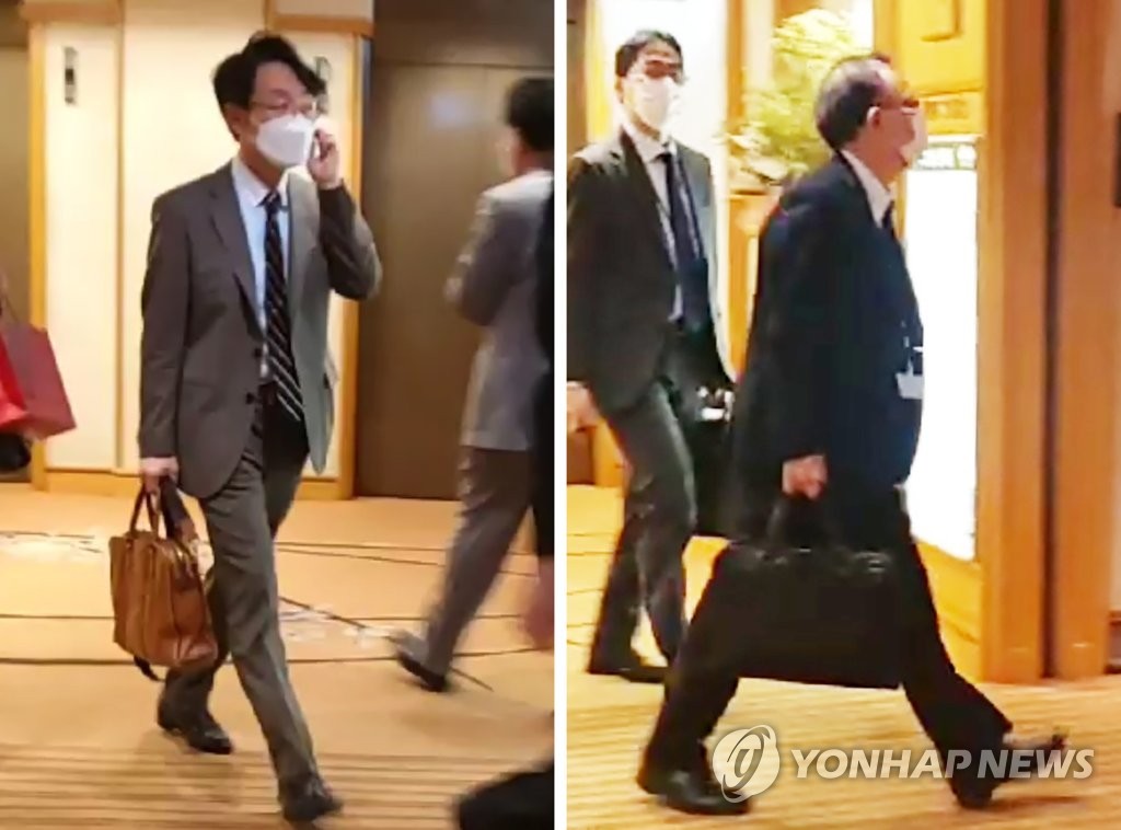 Lee Sang-ryeol, directeur général du ministère des Affaires étrangères pour les affaires de l'Asie et du Pacifique (à gauche), et Takehiro Funakoshi, directeur général des Affaires asiatiques et océaniennes au ministère japonais des Affaires étrangères, sont à un hôtel à Tokyo pour des discussions bilatérales de niveau de groupe de travail, le 1er avril 2021.