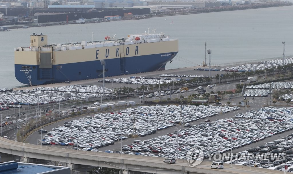 Des voitures construites par Hyundai Motor Co. attendent leurs expéditions sur un quai à Ulsan, à 414 km au sud-est du pays. (Photo d'archives Yonhap) 