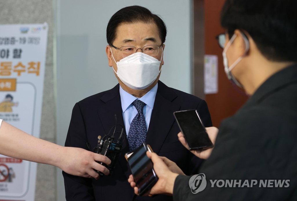 Esta foto, tomada el 2 de abril de 2021, muestra al ministro de Asuntos Exteriores surcoreano, Chung Eui-yong, hablando con la prensa en la Cancillería en Seúl.