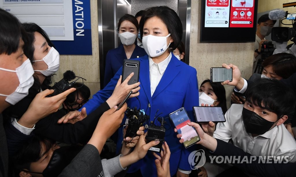 Park Young-sun, the candidate of the ruling Democratic Party, speaks to reporters at the party's headquarters in Seoul on April 7, 2021, after an exit poll indicated that Oh Se-hoon, the candidate of the main opposition People Power Party, is expected to win the Seoul mayoral seat by a landslide in a by-election. (Yonhap)
