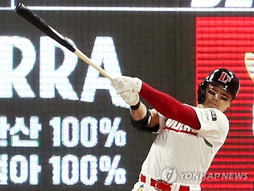 LEAD) Choo Shin-soo belts 1st homer in KBO