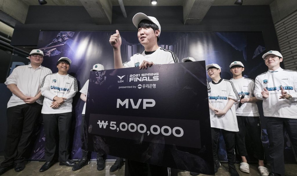 This file photo, provided by League of Legends Champions Korea (LCK) on April 11, 2021, shows Kim Dong-ha, better known by his gaming name "Khan," of Damwon Kia posing for a photo after he was named the MVP of the LCK Spring Finals. (PHOTO NOT FOR SALE) (Yonhap)