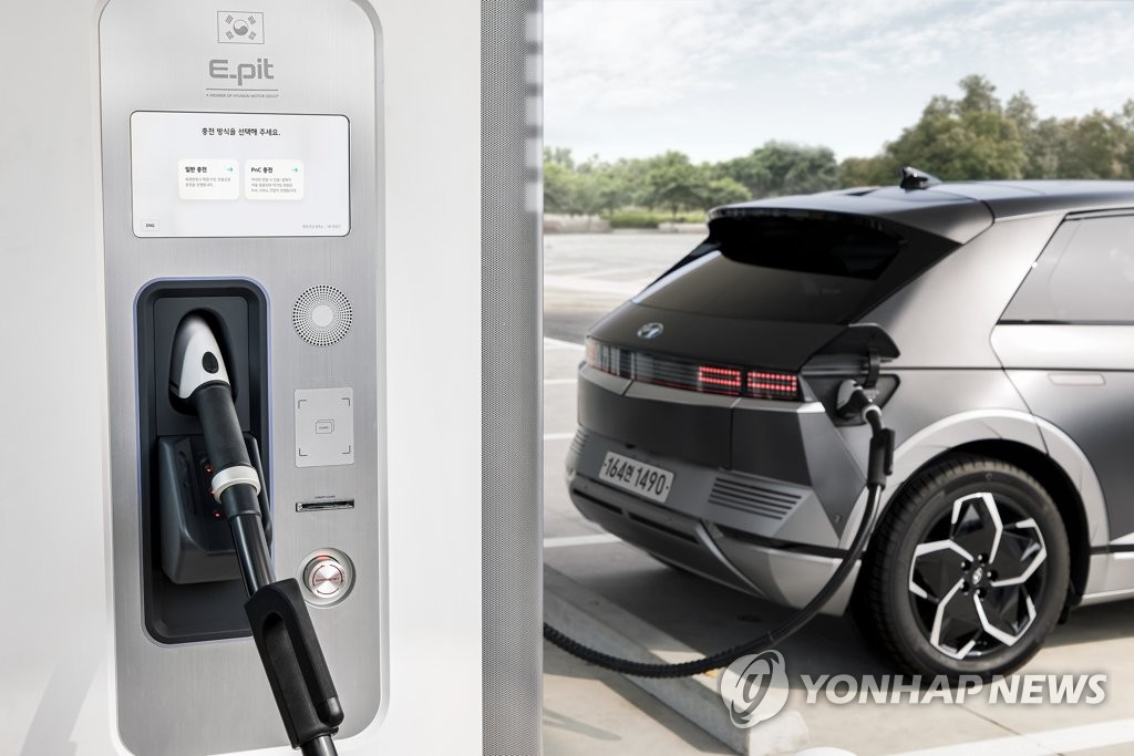 Hyundai Motor Co.'s all-electric Ioniq 5 is being charged at a rapid charging station in Hwaseong, south of Seoul, on April 14, 2021, in this photo provided by the automaker. (PHOTO NOT FOR SALE) (Yonhap) 