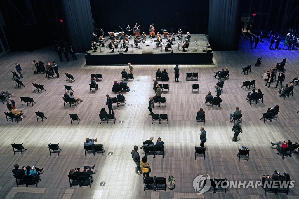 13개월 만에 뉴욕 필하모닉 대면 공연 즐기는 청중