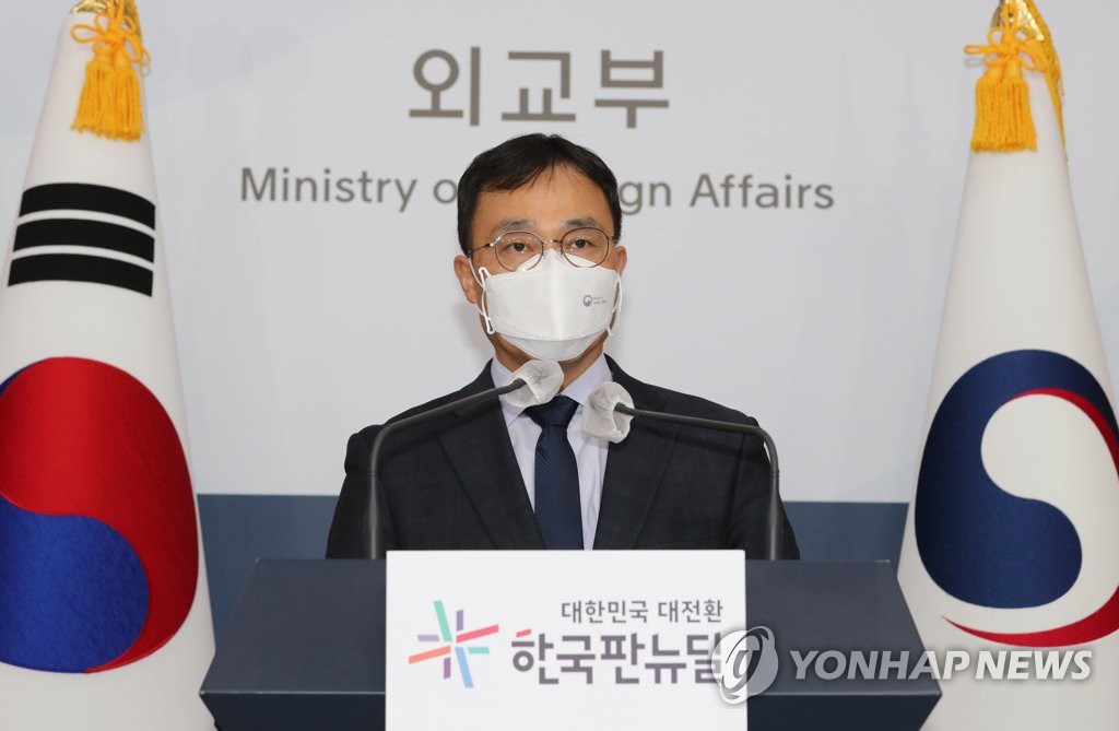 This file photo, taken April 15, 2021, shows Choi Young-sam, the spokesperson of the foreign ministry, speaking during a regular press briefing at the ministry in Seoul. (Yonhap)