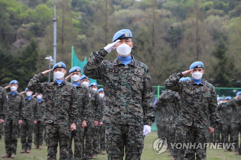 Los integrantes de la unidad Dongmyeong, la misión surcoreana para el mantenimiento de la paz en el Líbano, saludan en una ceremonia de despedida, el 16 de abril de 2021, en una base militar en Incheon, al oeste de Seúl. (Foto cortesía de la unidad Dongmyeong. Prohibida su reventa y archivo)