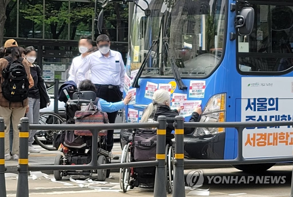 장애인단체 "저상버스 도입 의무화하라"