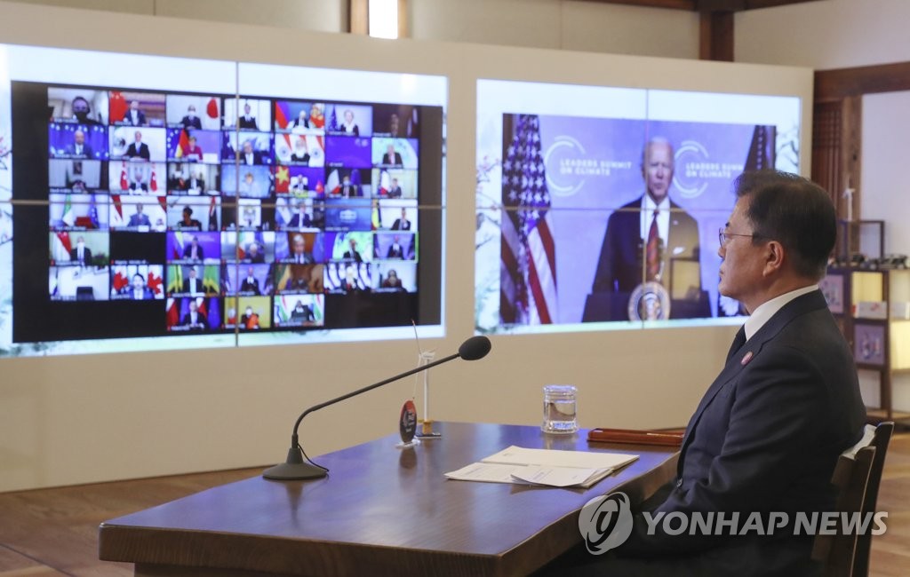 South Korean President Moon Jae-in listens to U.S. President Joe Biden's remarks during the virtual Leaders Summit on Climate on April 22, 2021. He joined the session from the Sangchunjae guesthouse inside Cheong Wa Dae in Seoul. (Yonhap)