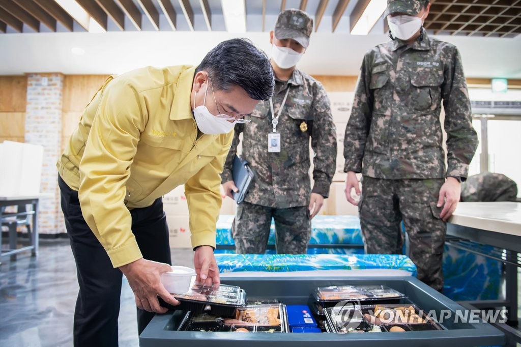 서욱 국방장관, 해군 2함대사령부 방역 상황 점검