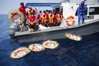 바다에 띄워진 인도네시아 잠수함 승조원 추모 조화