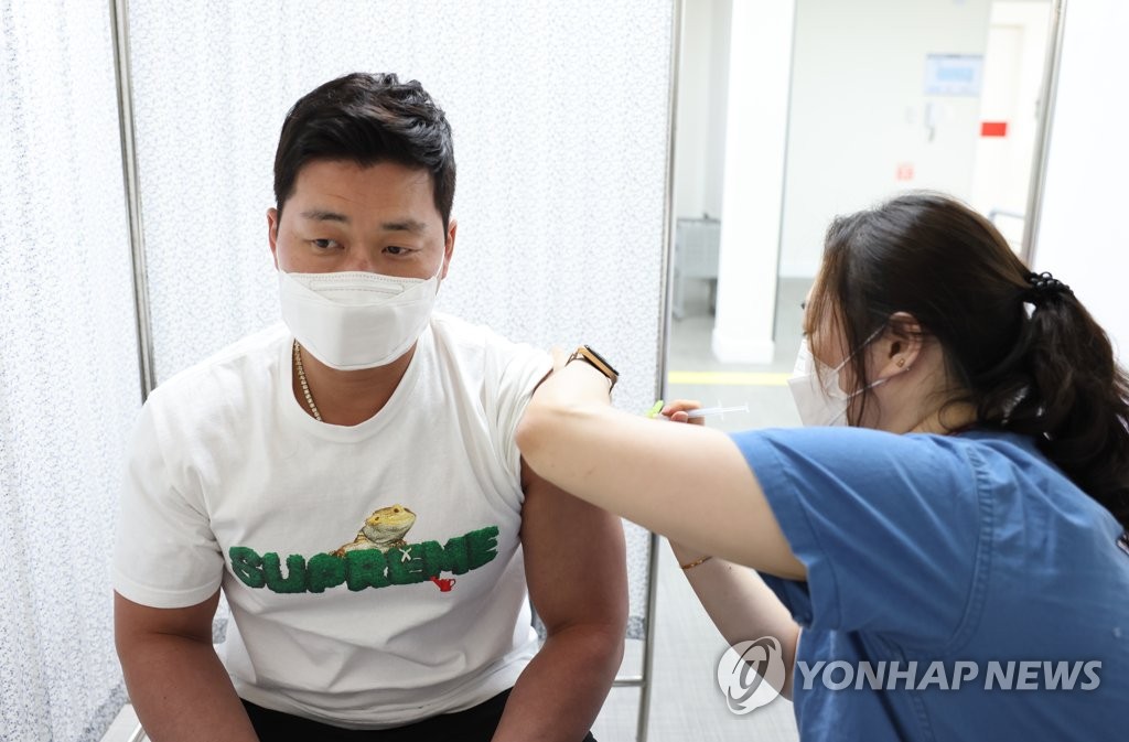KBO, 백신 2차 접종 다음 날인 25일 경기 취소…10월 재편성 | 연합뉴스