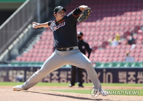 21st June, 2021. Hanwha Eagles' Ryan Carpenter Ryan Carpenter of the Hanwha  Eagles throws a pitch against the SSG Landers during a Korea Baseball  Organization match held at Eagles Park in Daejeon
