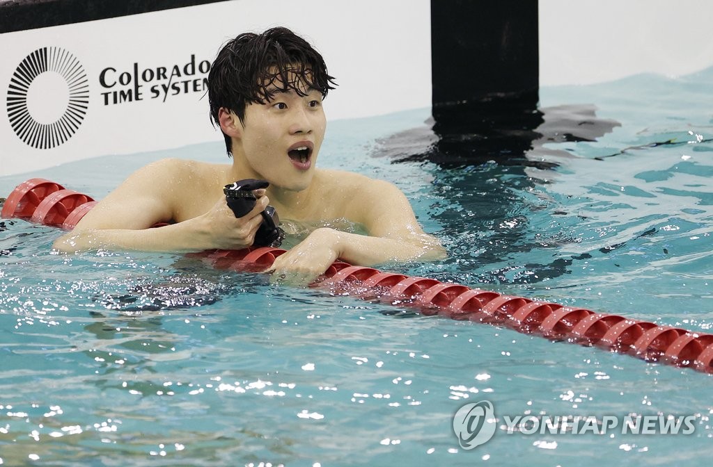 In this file photo from May 16, 2021, South Korean swimmer Hwang Sun-woo reacts to his victory in the men's 200-meter freestyle race at the national team trials with a world junior record time of 1:44.96 at Jeju Sports Complex in Jeju, Jeju Island. (Yonhap)