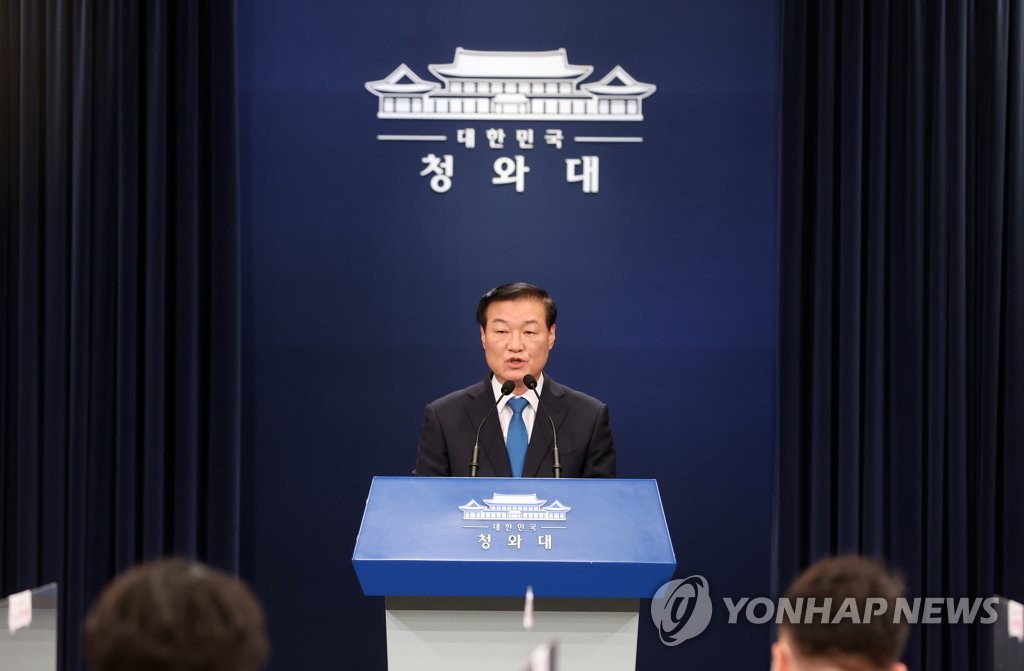 Chung Man-ho, senior Cheong Wa Dae secretary for public communication, speaks during a press briefing on May 18, 2021, at Cheong Wa Dae in Seoul to announce President Moon Jae-in's plan to visit the United States. (Yonhap)