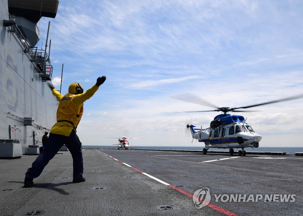 이착함 훈련하는 독도함 함상 범부처 구조헬기