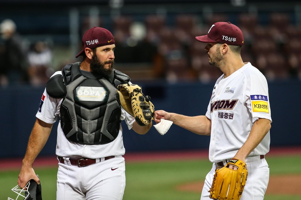 In this May 21, 2021, file photo provided by the Kiwoom Heroes, catcher David Freitas (L) and starter Jake Brigham meet near the mound during a Korea Baseball Organization regular season game against the NC Dinos at Gocheok Sky Dome in Seoul. (PHOTO NOT FOR SALE) (Yonhap)