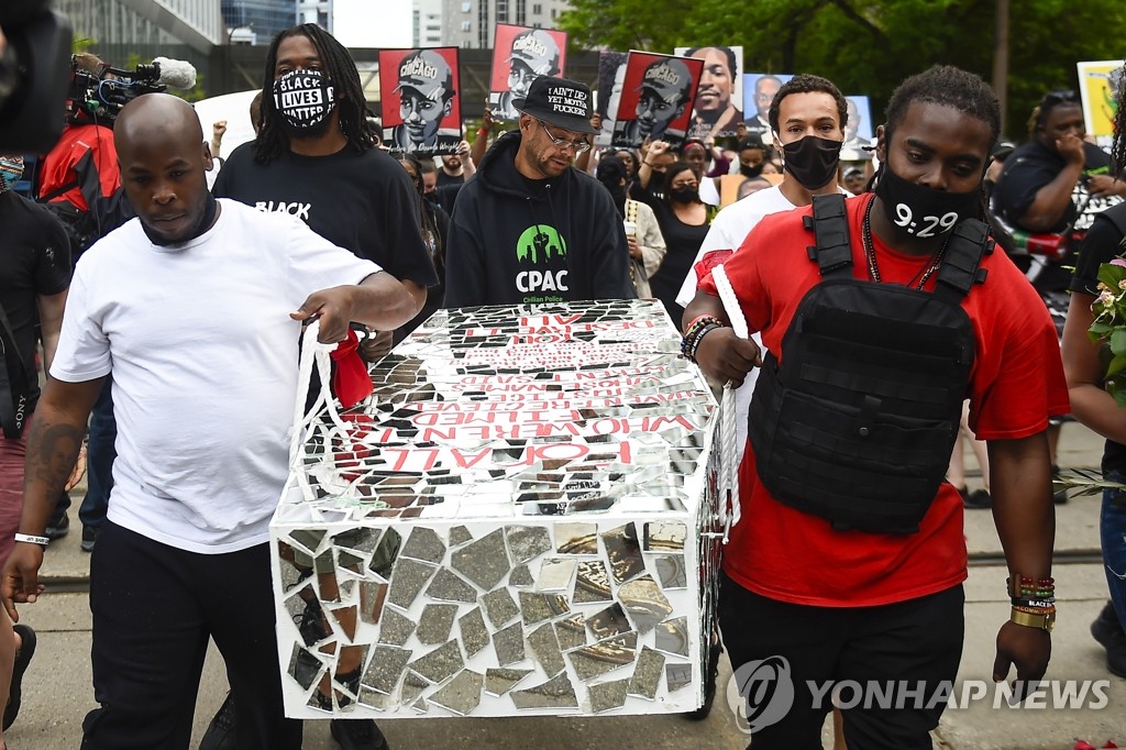 '플로이드 사망 1주기' 추모행진하는 미 시민들