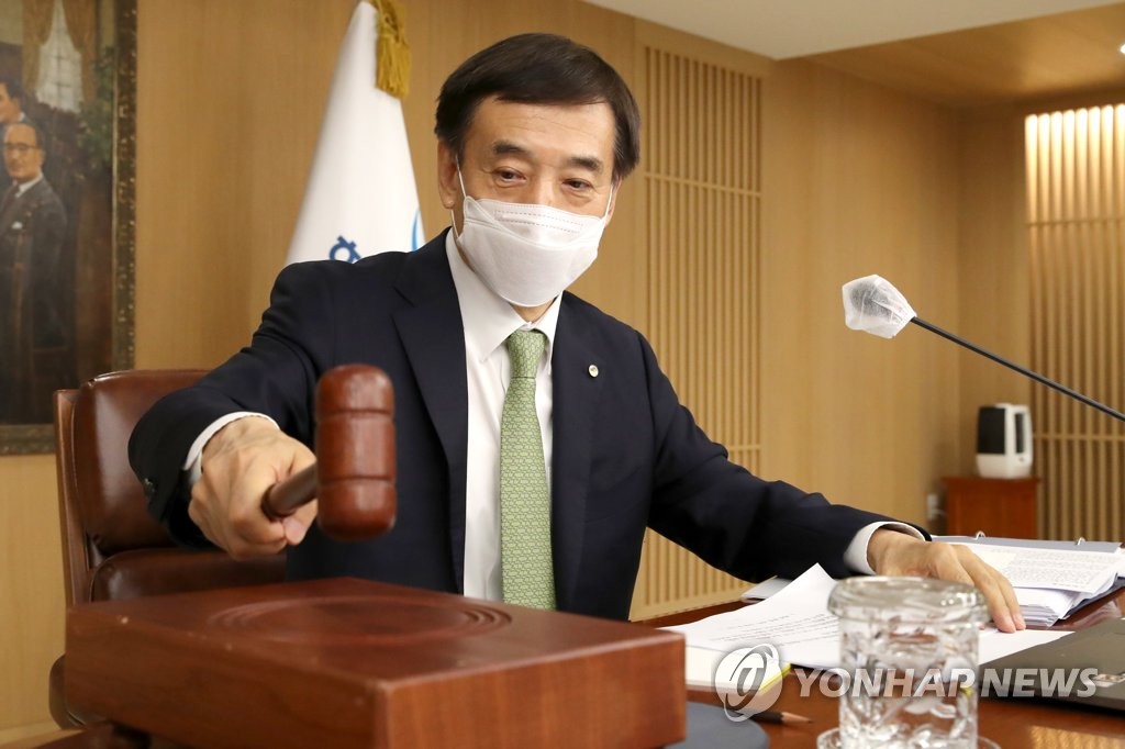 BOK Gov. Lee Ju-yeol hits the gavel at a monetary policy meeting in Seoul on May 27, 2021, in this photo provided by the BOK. (PHOTO NOT FOR SALE) (Yonhap)