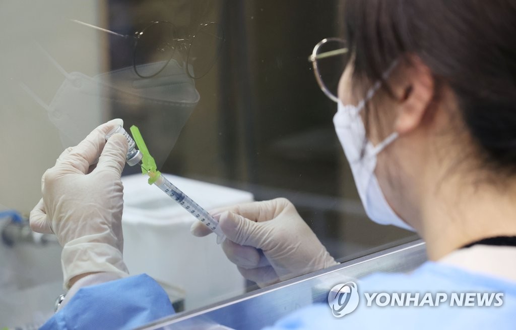 This photo, taken on June 4, 2021, shows a nurse preparing vaccine doses by Pfizer at a COVID-19 inoculation center in Seoul. (Yonhap) 