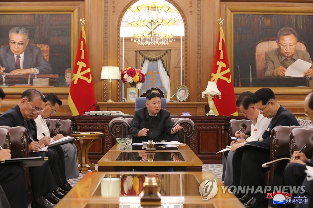 朝鮮中央通信は金正恩氏（中央）が７日に党中央委員会と道党委員会の幹部協議会を招集したと報じた＝（朝鮮中央通信＝聯合ニュース）