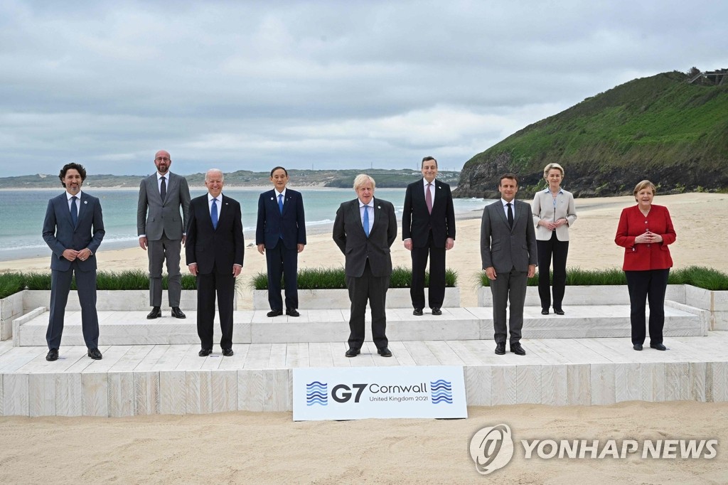 영국 콘월 바닷가서 기념사진 촬영하는 G7 정상들