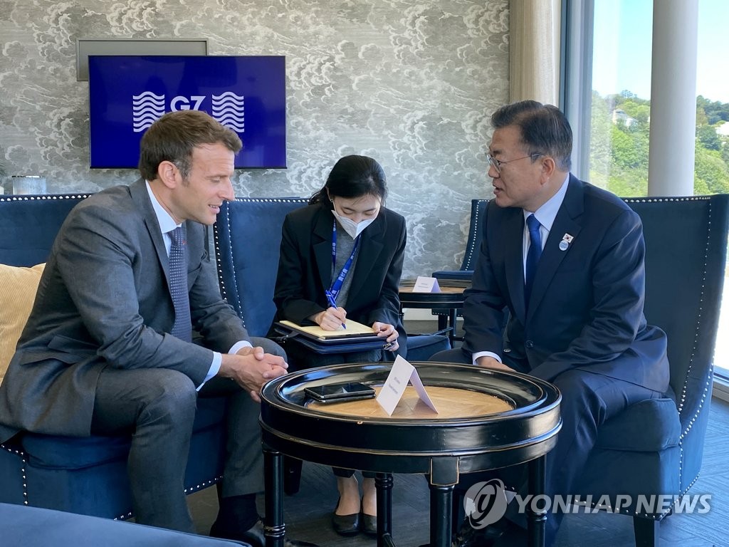 Unofficial talks between Moon Jae-in and Emmanuel Macron