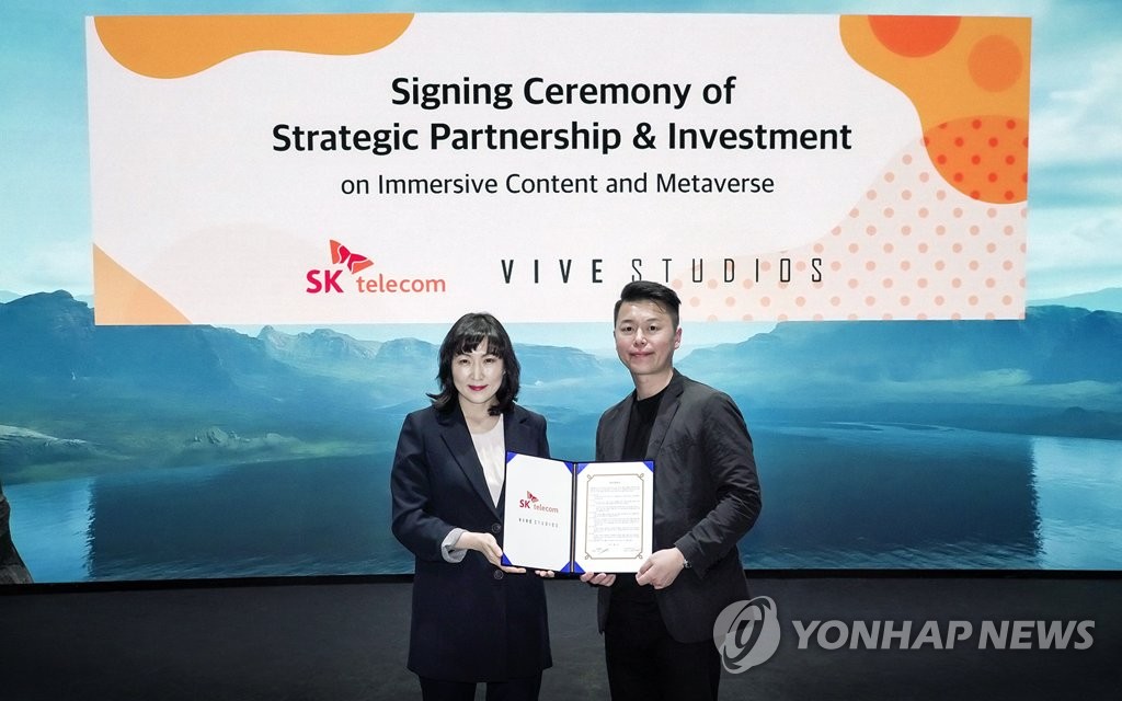 SK Telecom et ViveStudios signent un accord de partenariat stratégique et d'investissement, le lundi 14 juin 2021. (Photo fournie par SK Telecom. Revente et archivage interdits) 