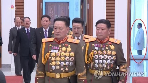 북한 노동당 전원회의 입구서 대기 중인 의사