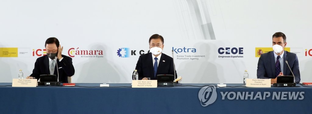 South Korean President Moon Jae-in (C) and Spanish Prime Minister Pedro Sanchez (R) attend the Green & Digital Business Forum, along with Park Yong-maan, head of the South Korea-Spain economic cooperation council, in Madrid on June 16, 2021. (Yonhap)