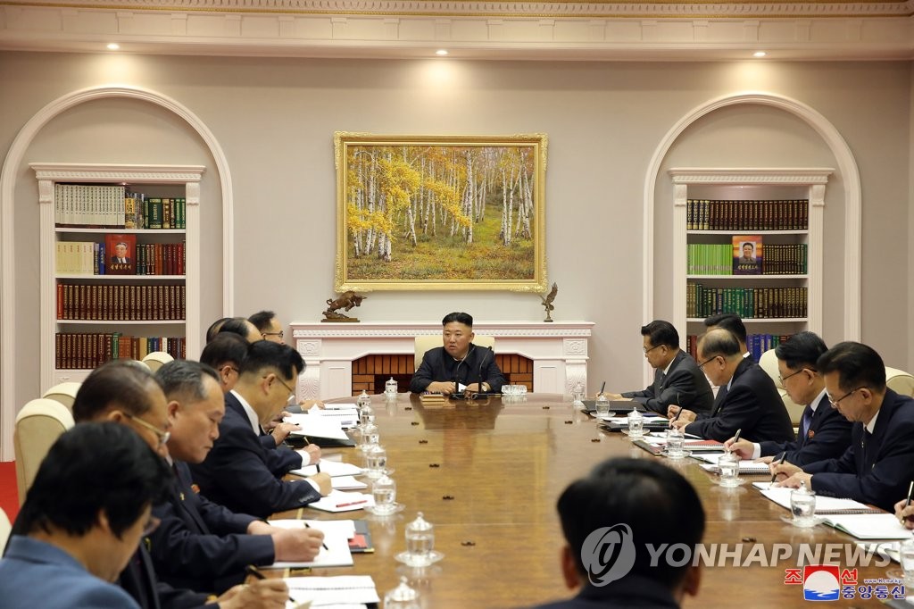 Le dirigeant nord-coréen Kim Jong-un préside la deuxième journée de la troisième réunion plénière du 8e Comité central du Parti du travail le mercredi 16 juin 2021, a rapporté le lendemain l'Agence centrale de presse nord-coréenne (KCNA). (Utilisation en Corée du Sud uniquement et redistribution interdite)