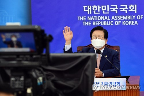 취임 1주년 화상기자간담회에서 인사하는 박병석 국회의장