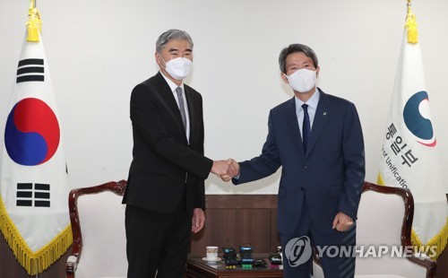 인사하는 이인영 통일부 장관과 성 김 미국 대북특별대표