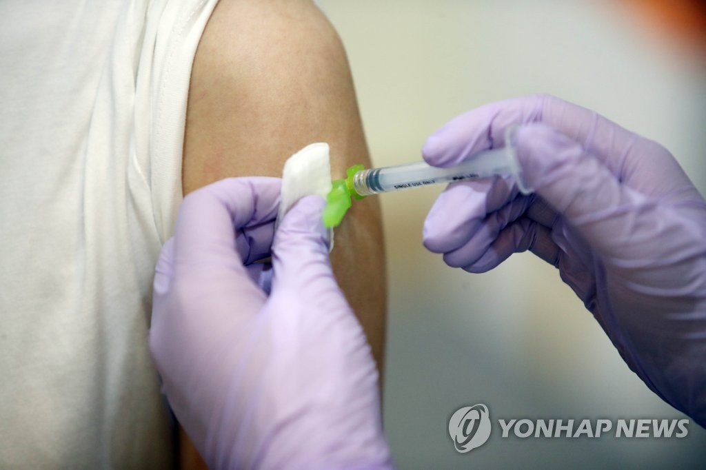 Un agent de santé injecte un vaccin contre le Covid-19 à un citoyen dans un hôpital de Daegu, le 23 juin 2021.