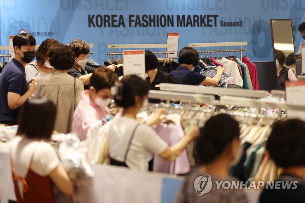This photo, taken on June 25, 2021, shows citizens shopping for clothes at a department store in southern Seoul. (Yonhap)